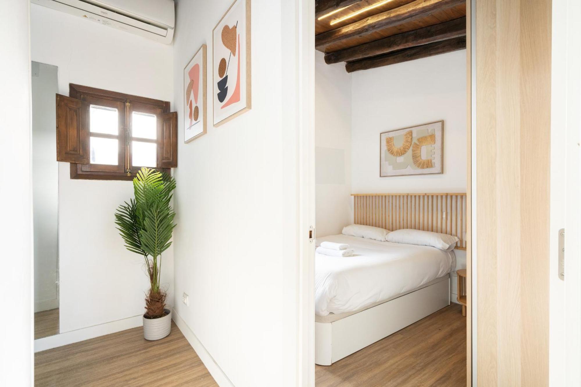 Atico Con Terraza En Lavapies Alquiler Temporal Apartment Madrid Exterior photo