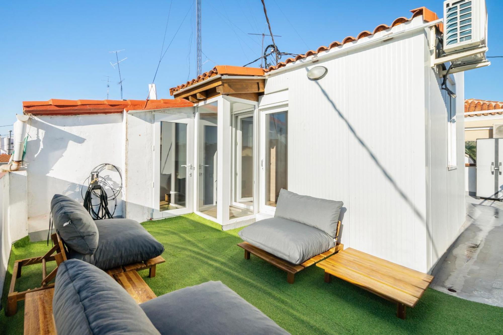 Atico Con Terraza En Lavapies Alquiler Temporal Apartment Madrid Exterior photo