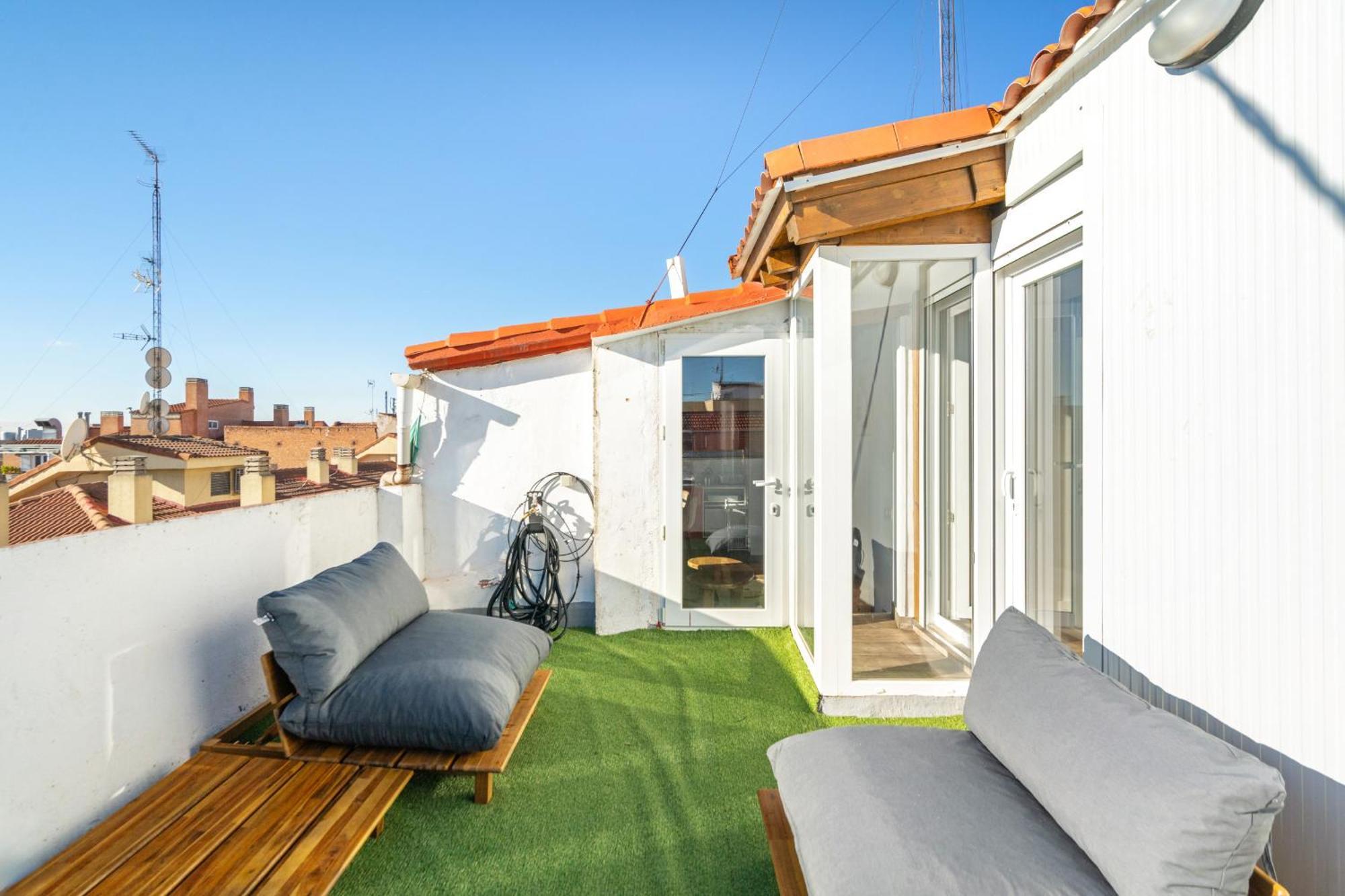 Atico Con Terraza En Lavapies Alquiler Temporal Apartment Madrid Exterior photo