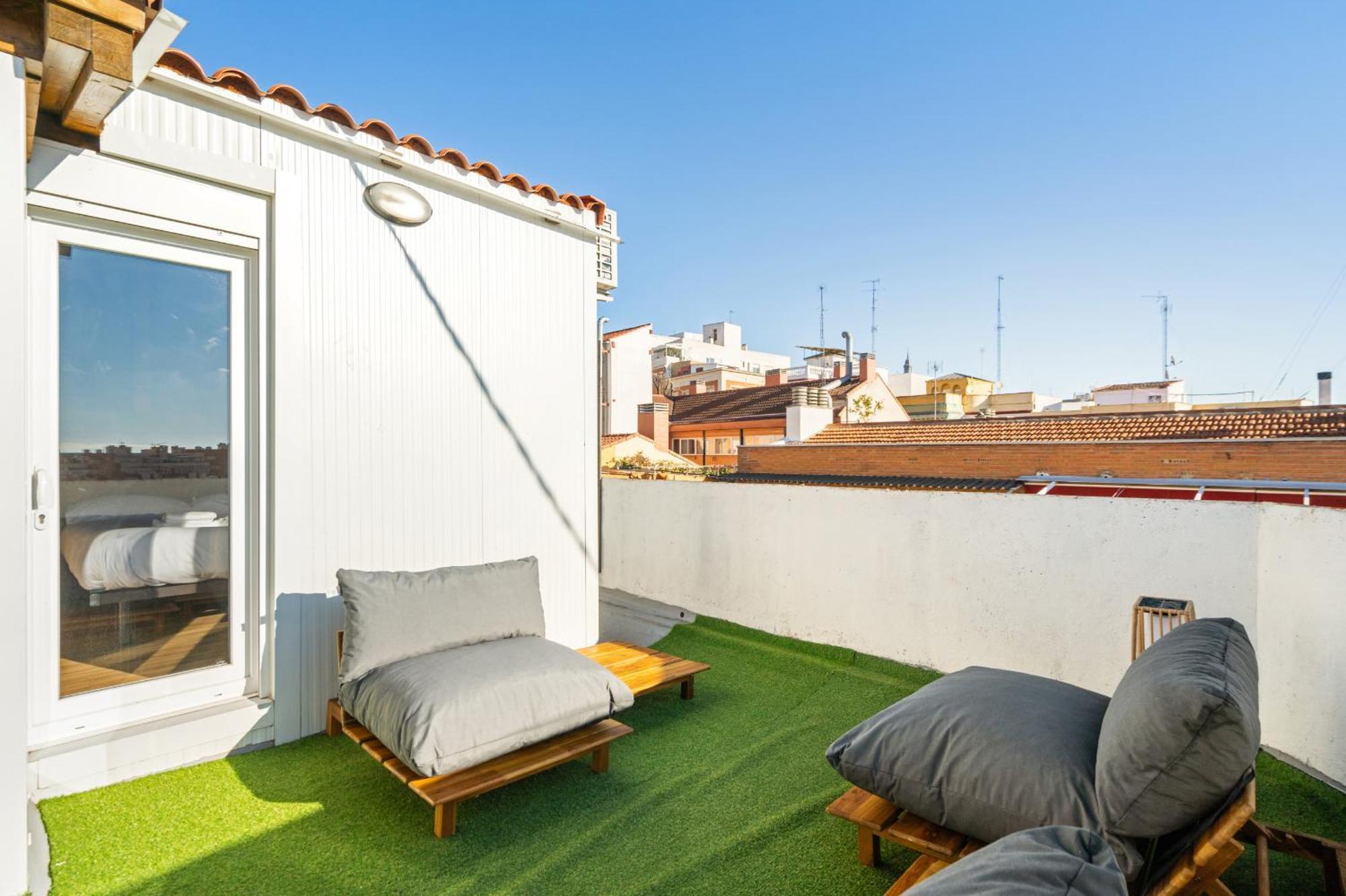Atico Con Terraza En Lavapies Alquiler Temporal Apartment Madrid Exterior photo